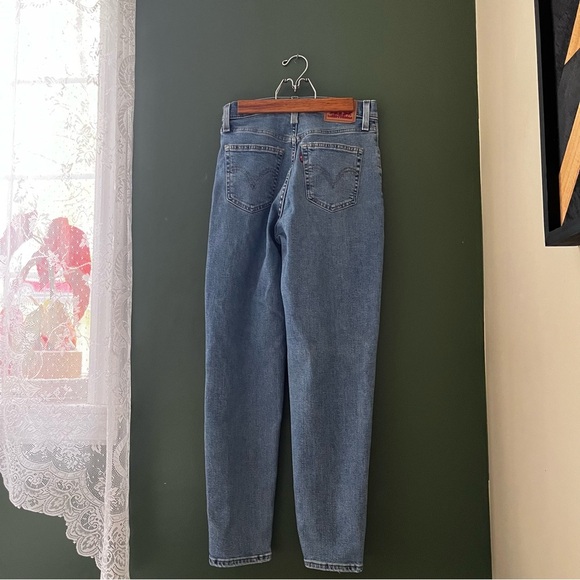 Levi's distressed high waisted mom jeans size 27/29L - Picture 6 of 8